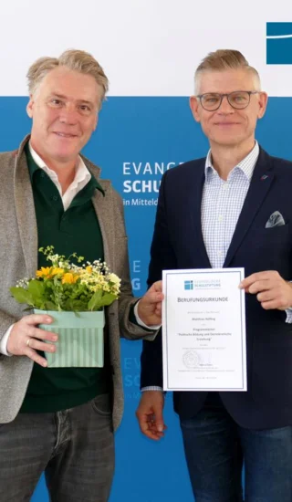 Stiftungsvorstand Marco Eberl (re) überreicht Programmleiter Matthias Höfling (li) die Berufungsurkunde